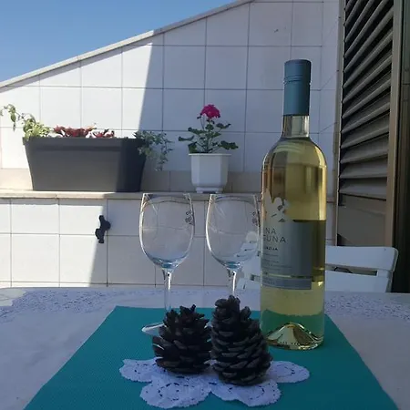 Laurus Apartment *