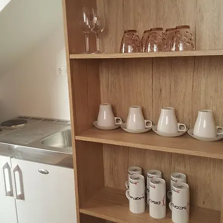 Laurus Apartment *